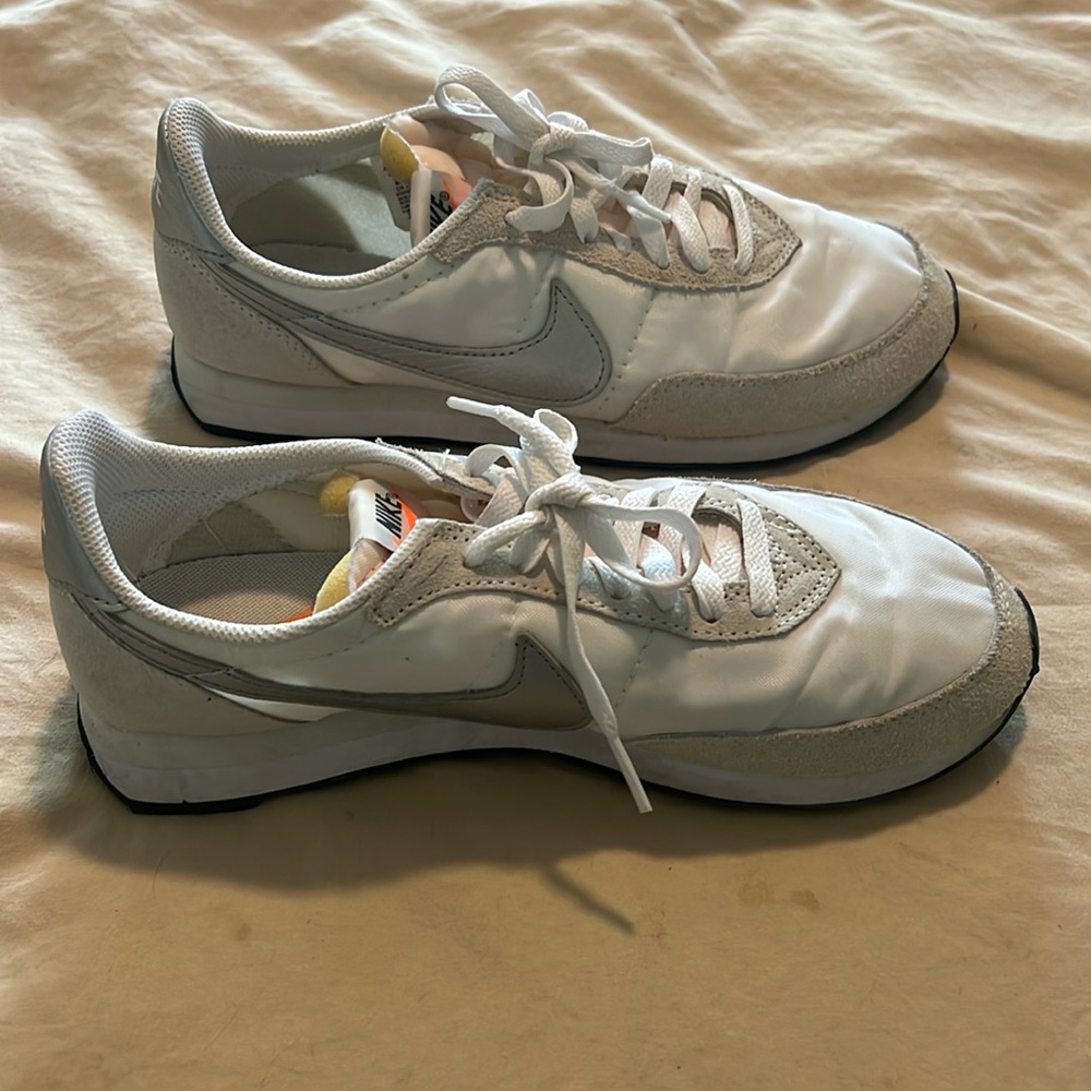 Comfy Nike white with silver